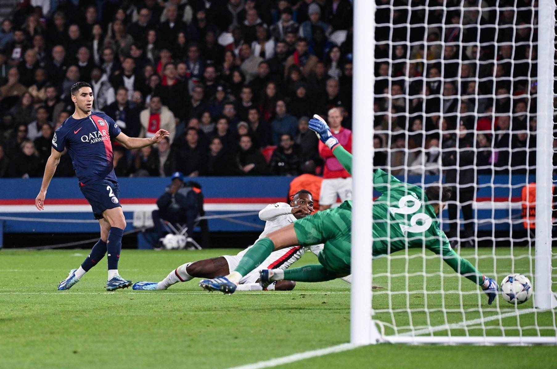 对方防线的 对方防线的